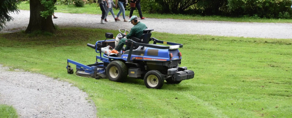 tonte-de-pelouse-avec-un-microtracteur tonte de pelouse avec un microtracteur